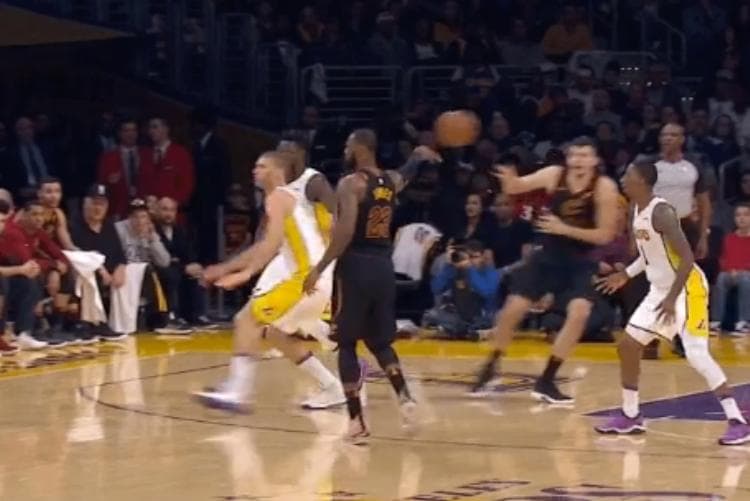 LeBron James dá passe "à la Ronaldinho Gaúcho" contra os Lakers