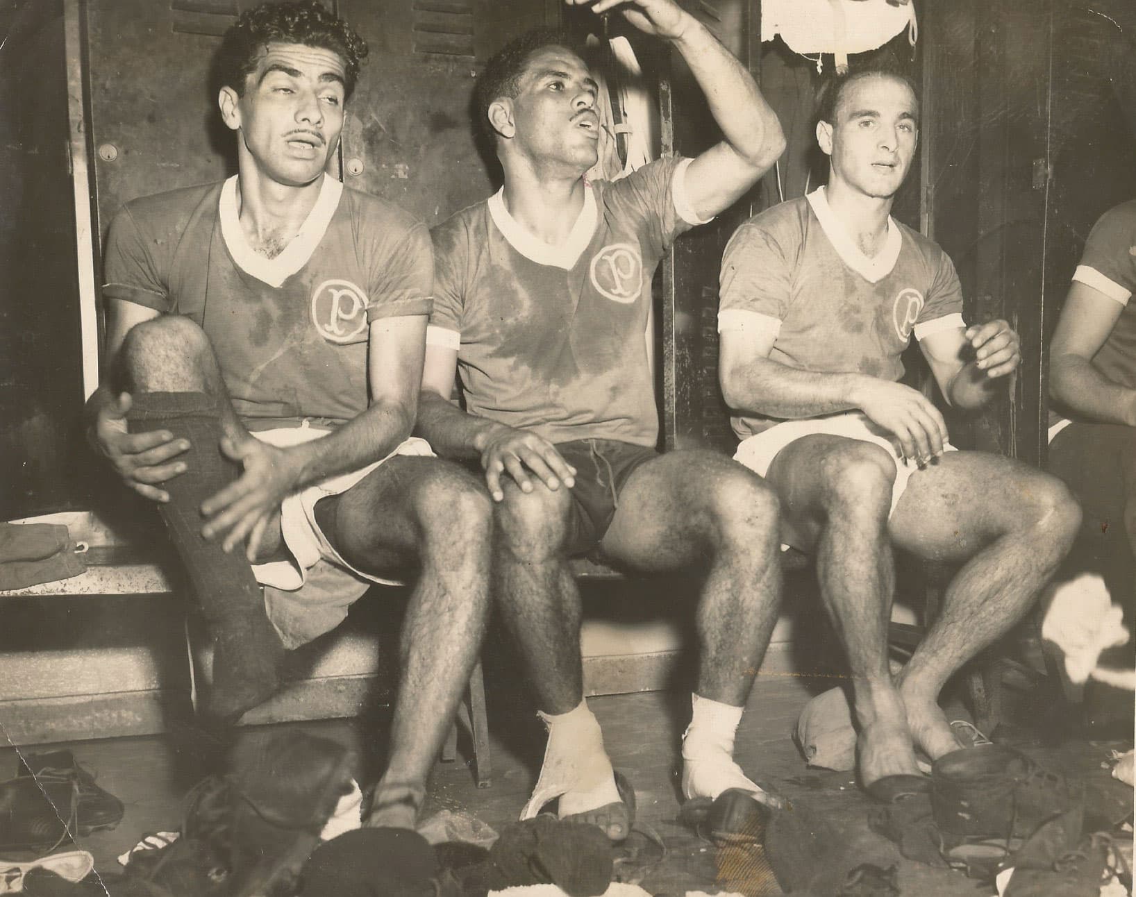 O artilheiro Liminha (ao centro), entre Dema e Lima