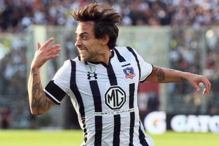Jorge Valdvia celebra gol pelo Colo Colo contra o Everton