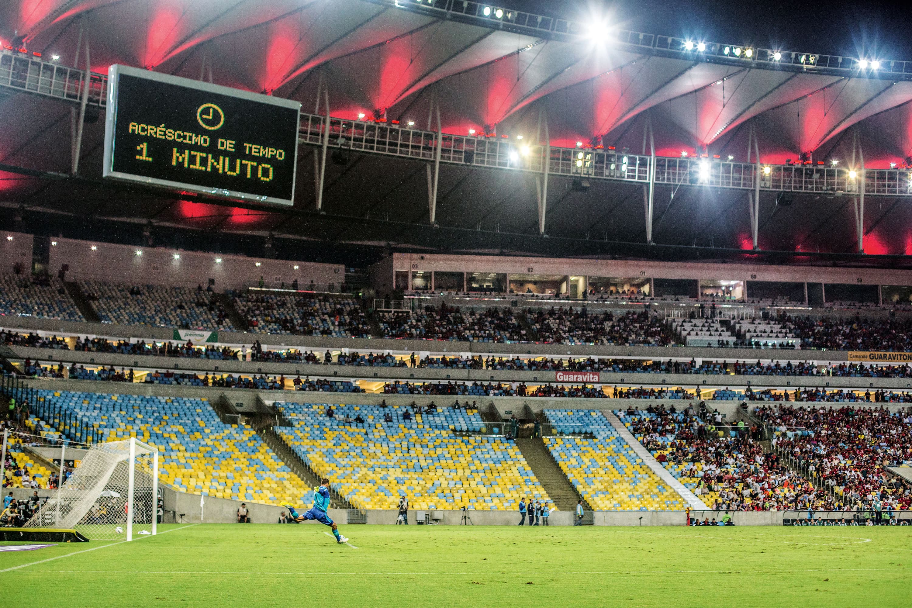 DOMINGÃO VAZIO – Fla-Flu no Rio: clássico sem público e camarotes fechados na semana passada. É verdade que o futebol não ajuda...