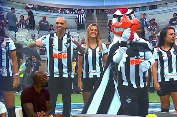 Mascote do Atlético-MG fez jogadora dar voltinha e depois fez gestos com a mão