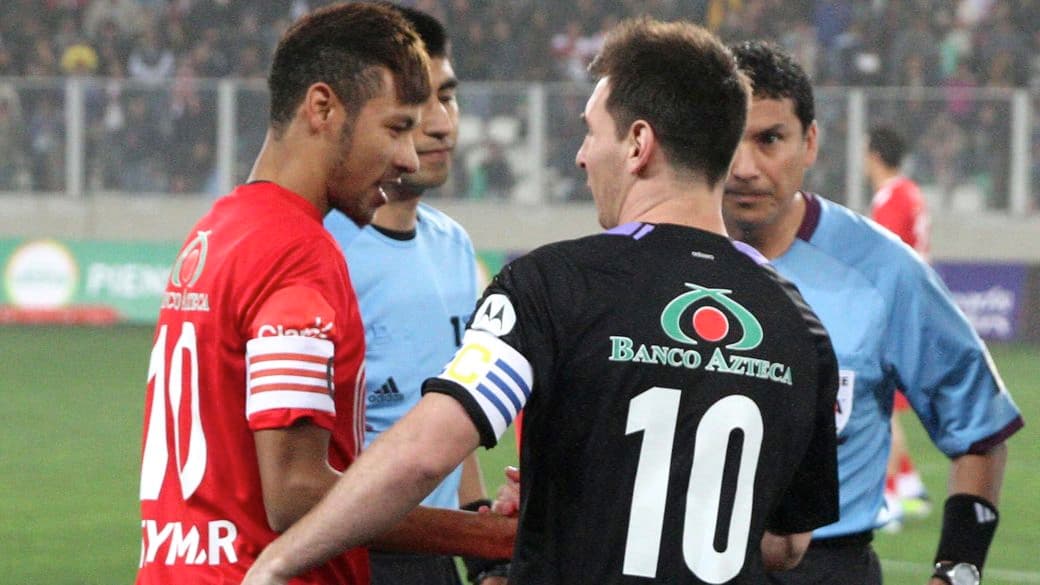 Neymar e Messi se cumprimentam antes da partida em Lima