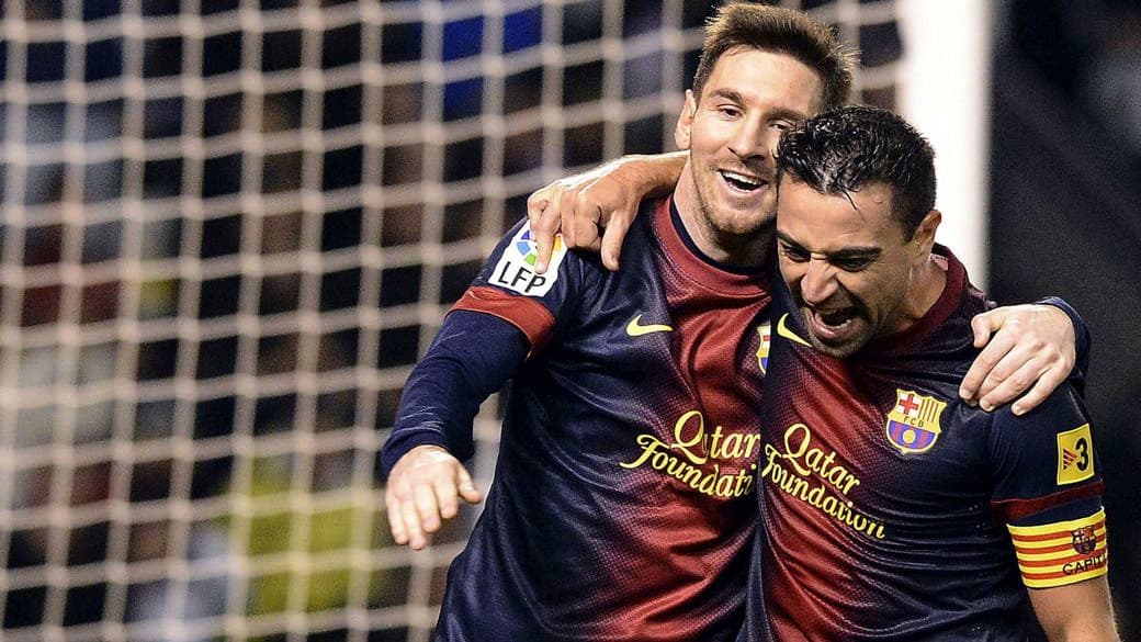 Messi e Xavi comemoram gol pelo Barcelona contra o Valladolid