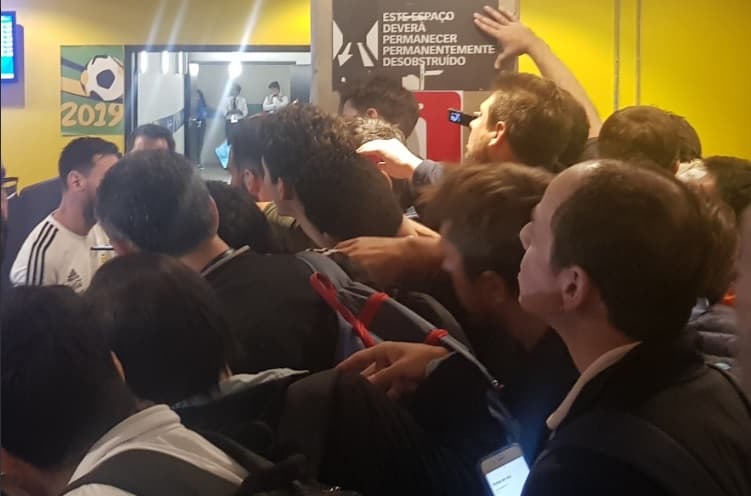 Jornalistas se acotovelaram para ouvir Messi