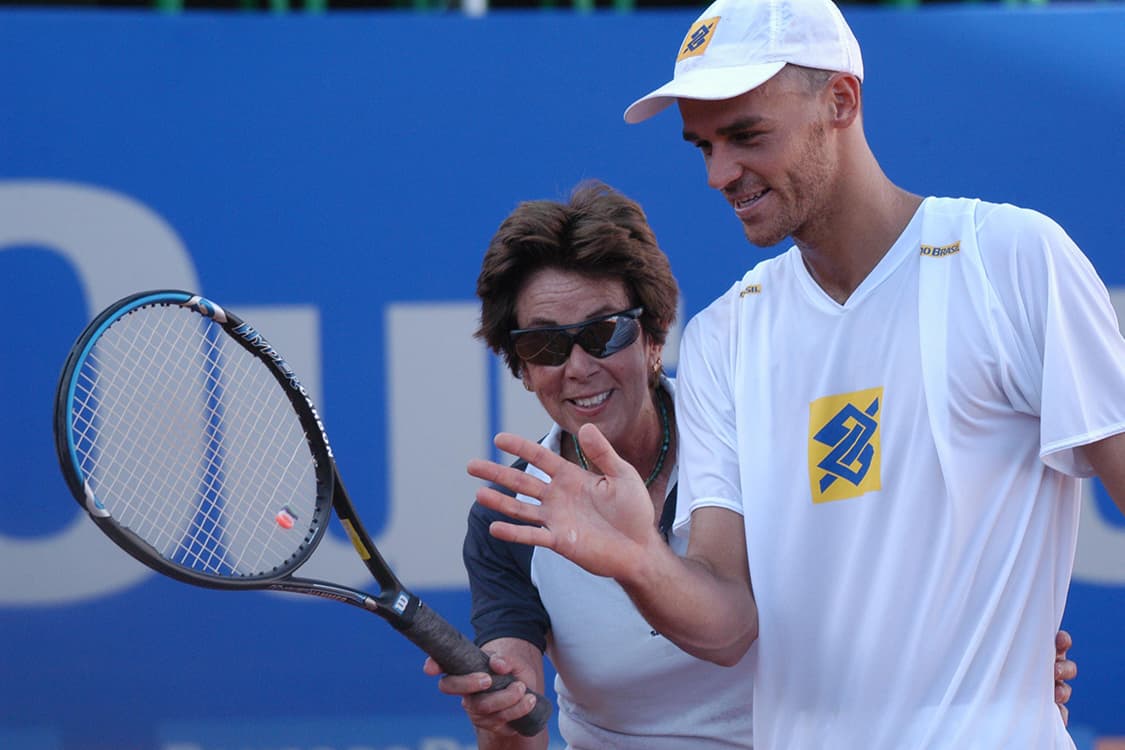 Maria Esther Bueno, a tenista brasileira que mais ganhou títulos internacionais nos anos 60 e 70, ao lado de Gustavo Kuerten na Costa do Sauípe, Bahia – 22/2/2004