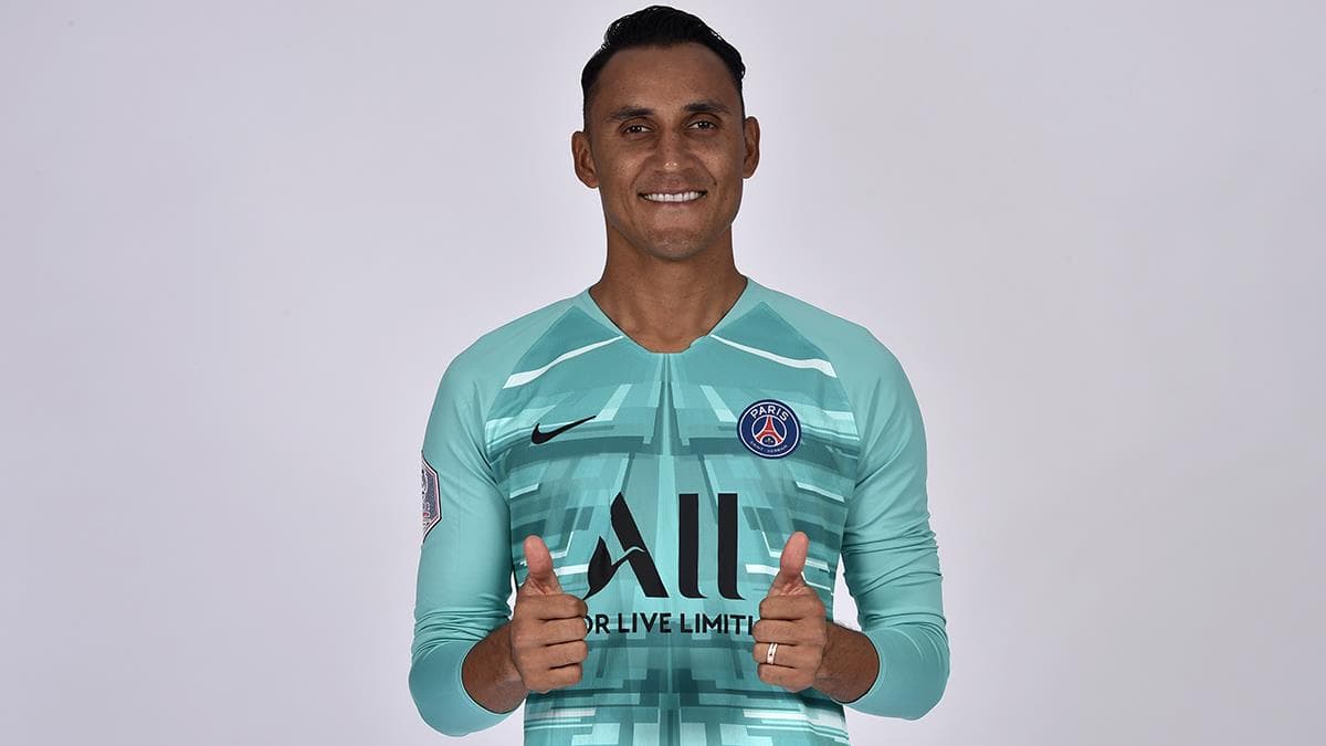 O goleiro Keylor Navas é o novo contratado do Paris Saint-Germain