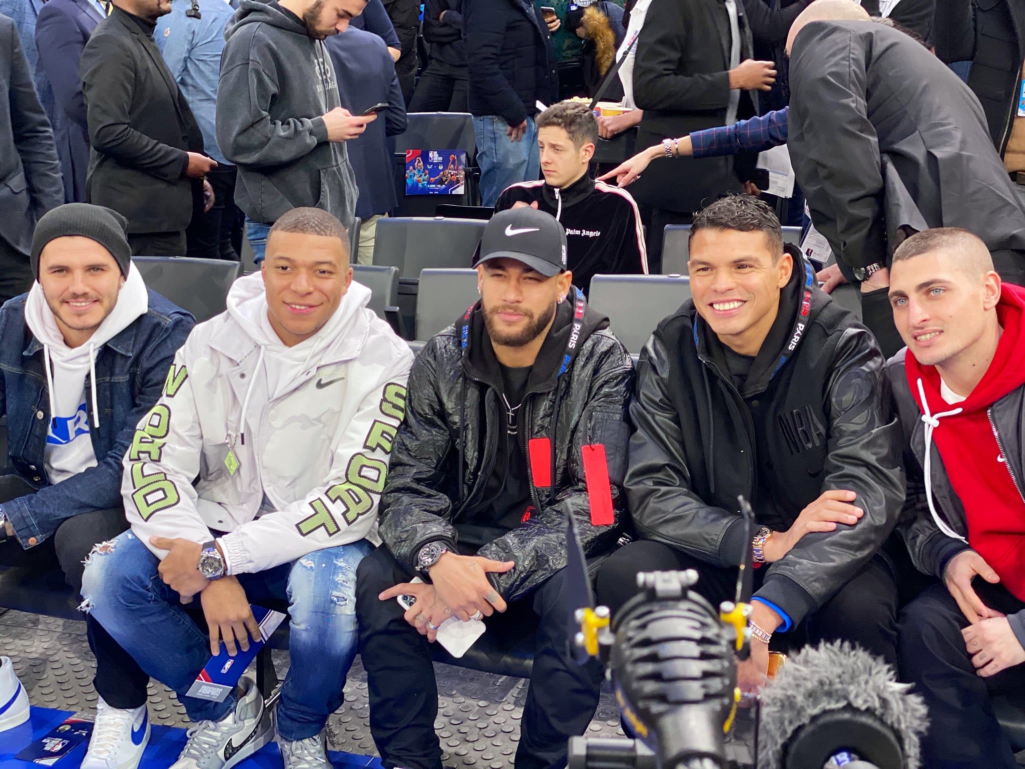 Jogadores do PSG marcam presença em jogo da NBA em Paris