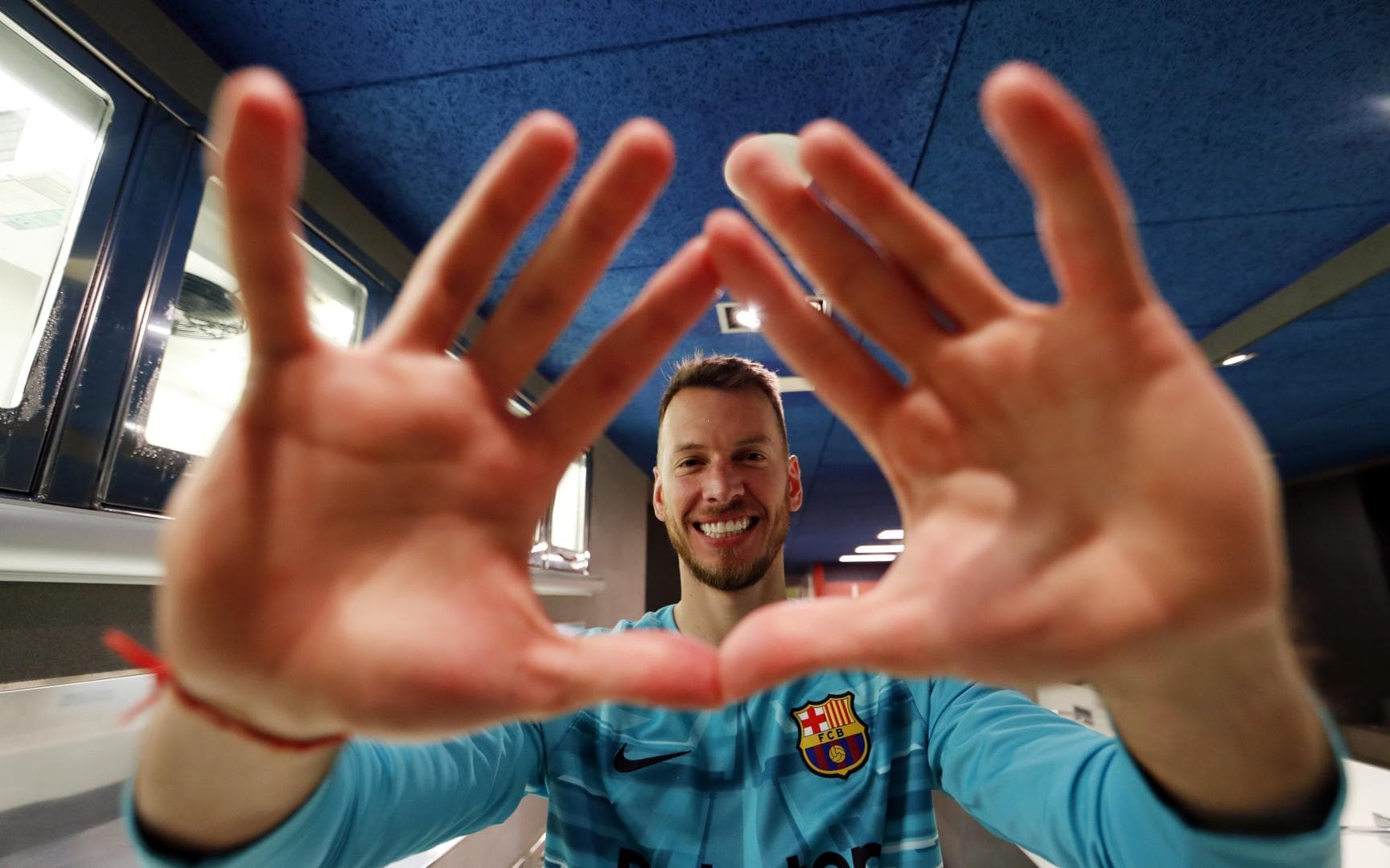 Goleiro Neto é apresentado como novo jogador do Barcelona