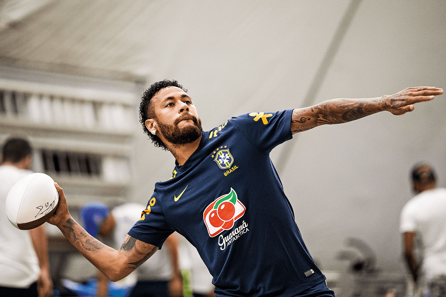 QUEM SABE NO FUTEBOL AMERICANO? – Neymar com a bola oval durante treino da seleção para amistoso nos EUA: ele ficou menor