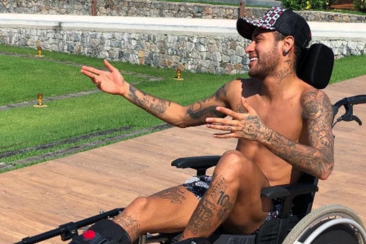 De cadeira de rodas, Neymar posta foto em sua mansão no Rio