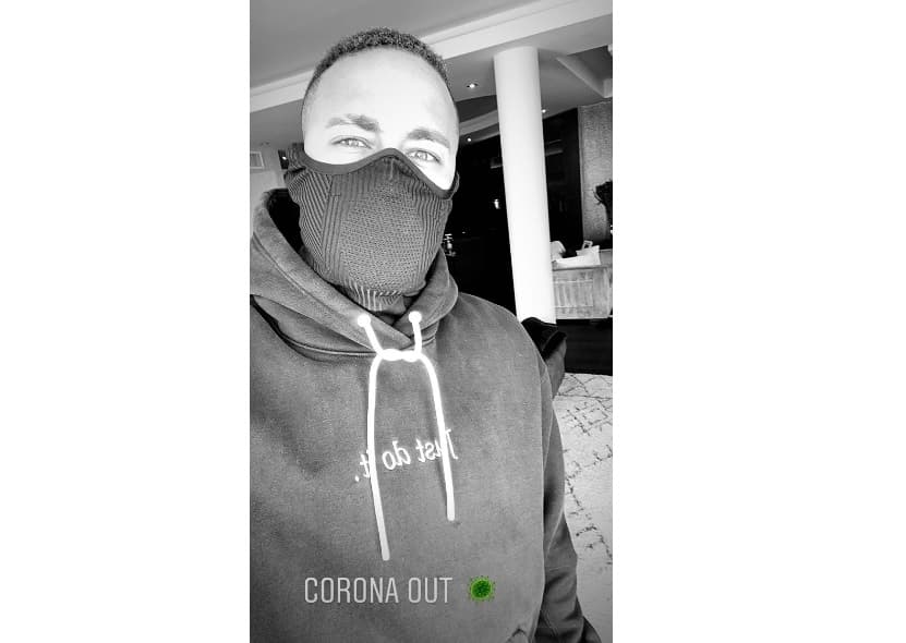 Neymar postou imagem de máscara
