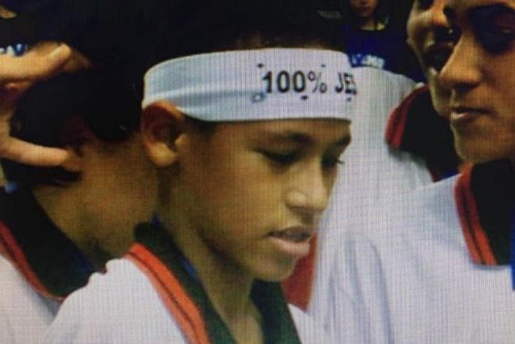 Pai divulgou imagem de Neymar criança, com faixa religiosa na cabeça