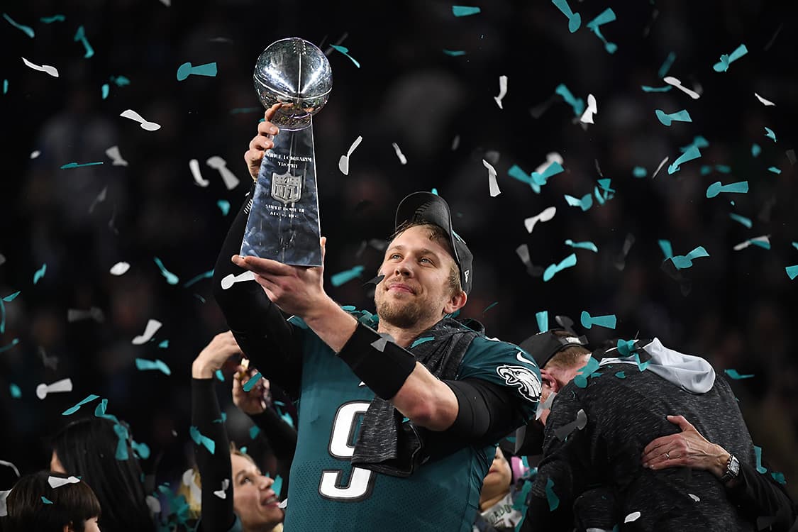 Nick Foles, do Philadelphia Eagles, levanta o troféu Vince Lombardi - 4/2/2018