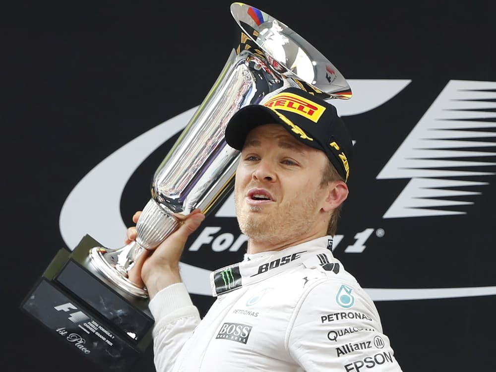 O alemão Nico Rosberg segura seu troféu ao vencer o GP da China