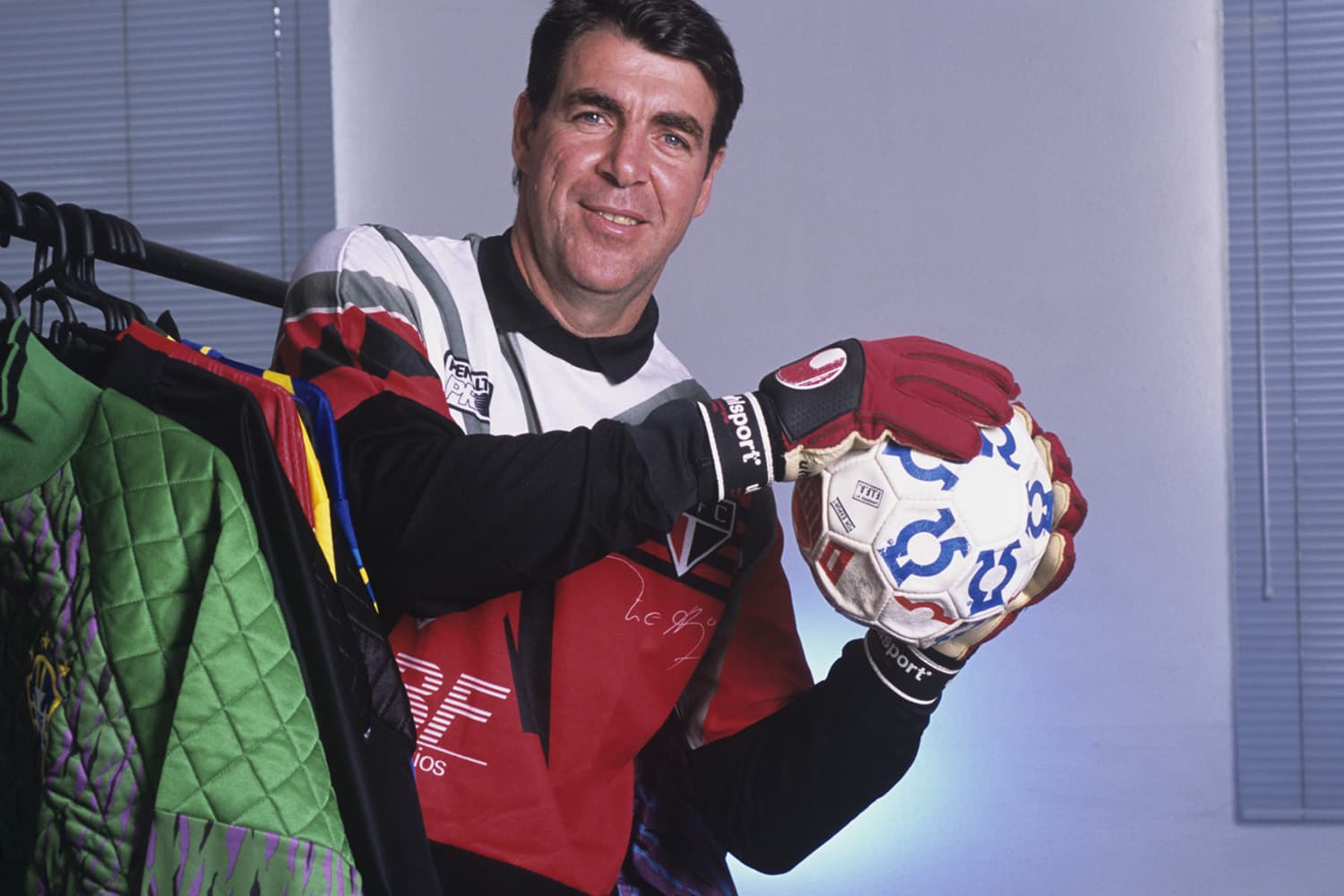 O goleiro Zetti, com algumas de suas camisas usadas em times que jogou.
