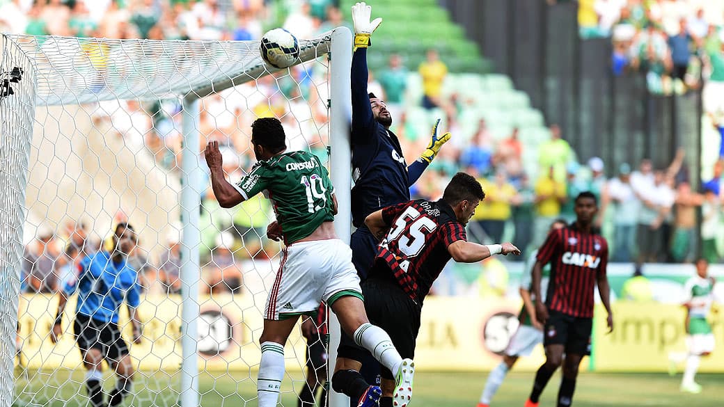 Henrique, do Palmeiras, na partida contra o Atlético Paranaense, válida pela 38ª rodada do Campeonato Brasileiro 2014, realizada na Arena Palmeiras, em São Paulo, neste domingo (07)