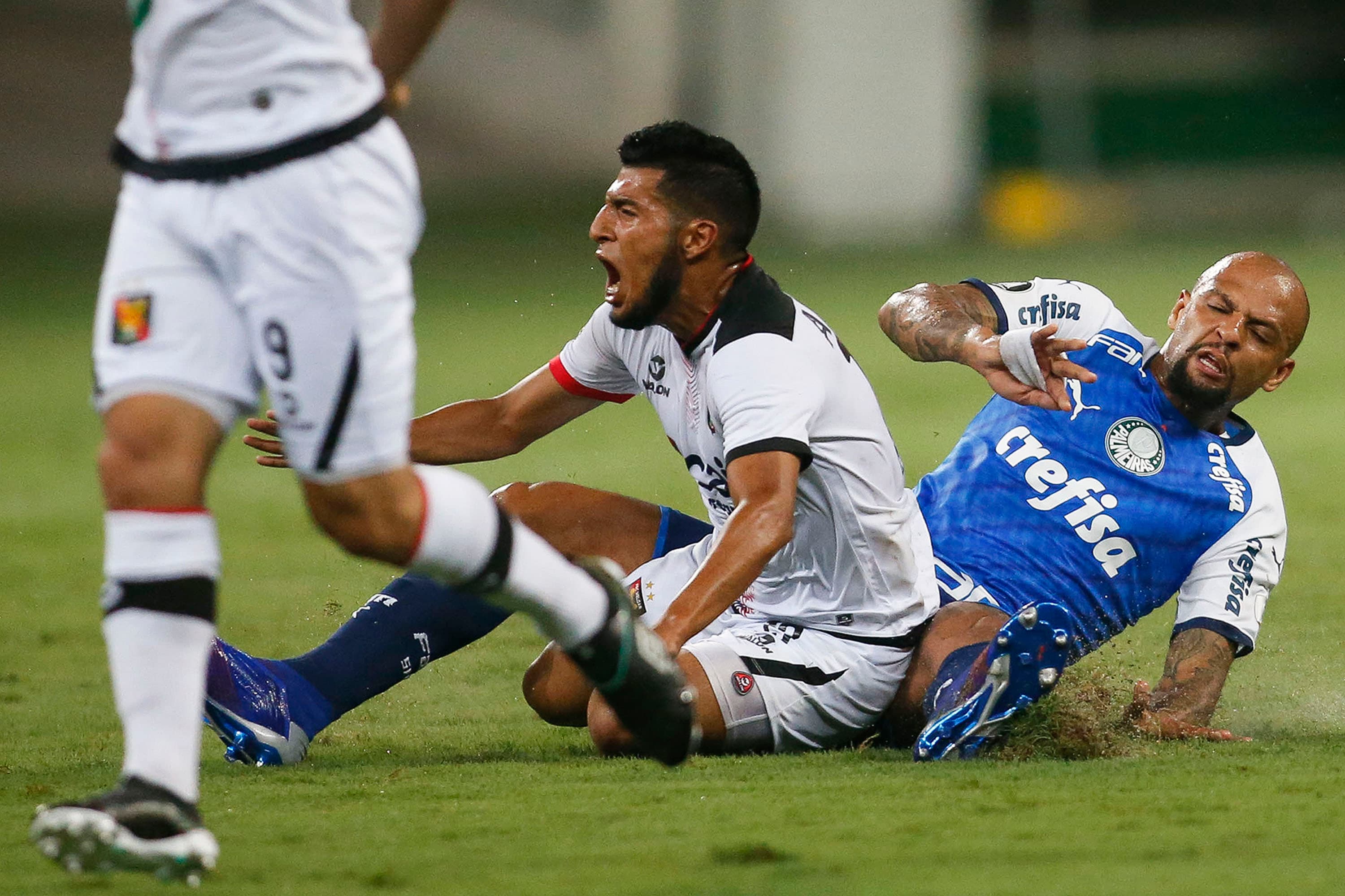 O volante Felipe Melo do Palmeiras dá entrada violenta no meia Arias do Melgar durante partida da Libertadores