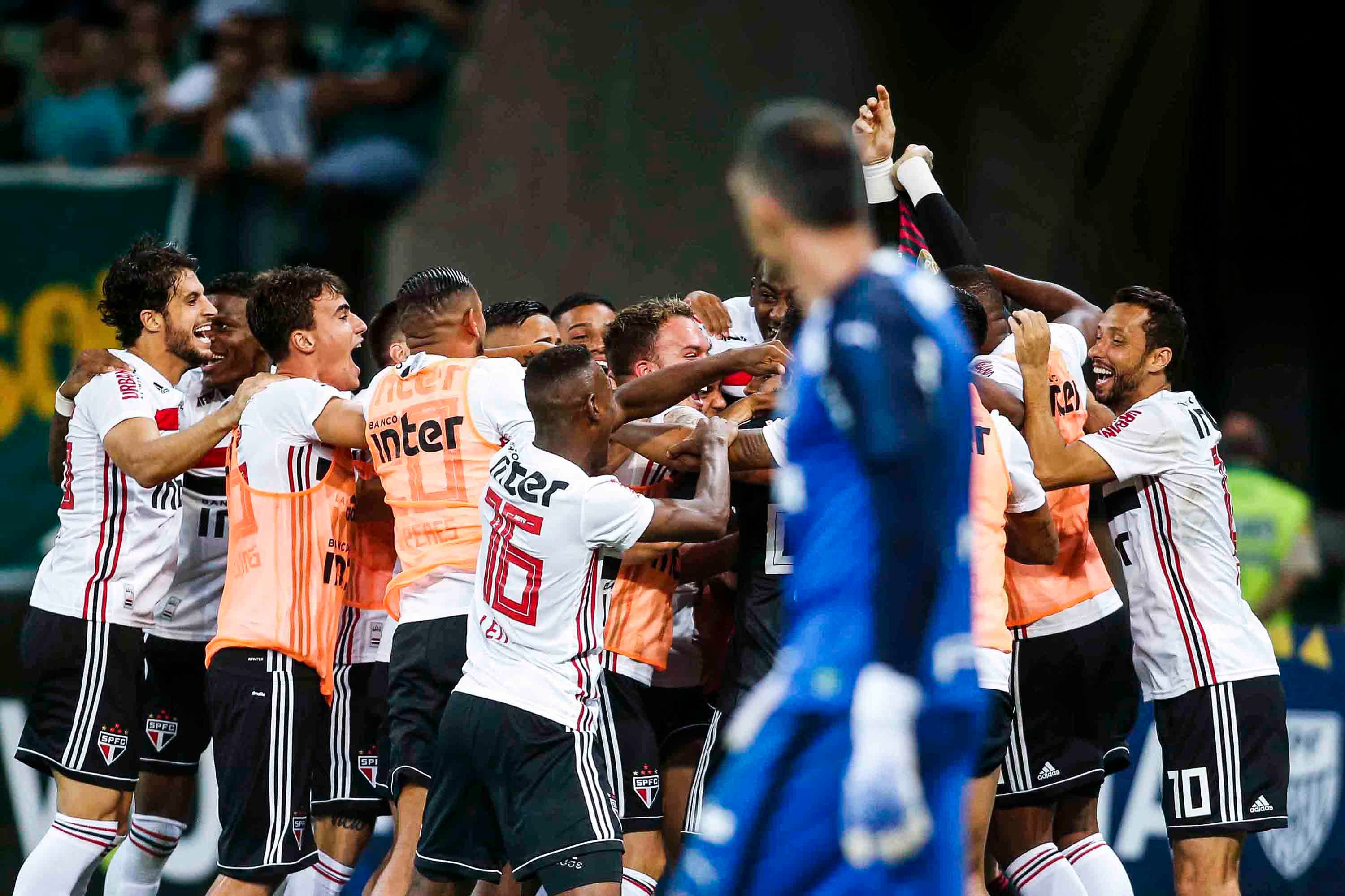 Jogadores do São Paulo comemoram após classificação nos pênaltis sobre o Palmeiras no estádio Allianz Parque – 07/04/2019