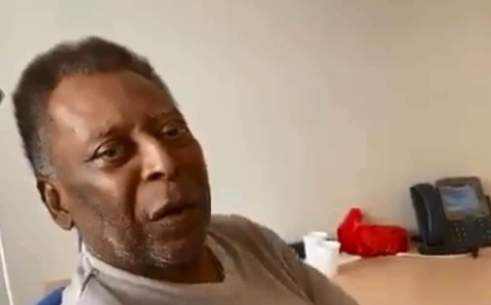 Pelé canta no hospital em São Paulo