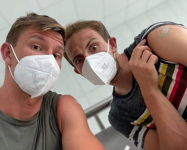 Ondrej Perusic (à dir) com seu parceiro David Schweiner, no dia em que foram vacinados