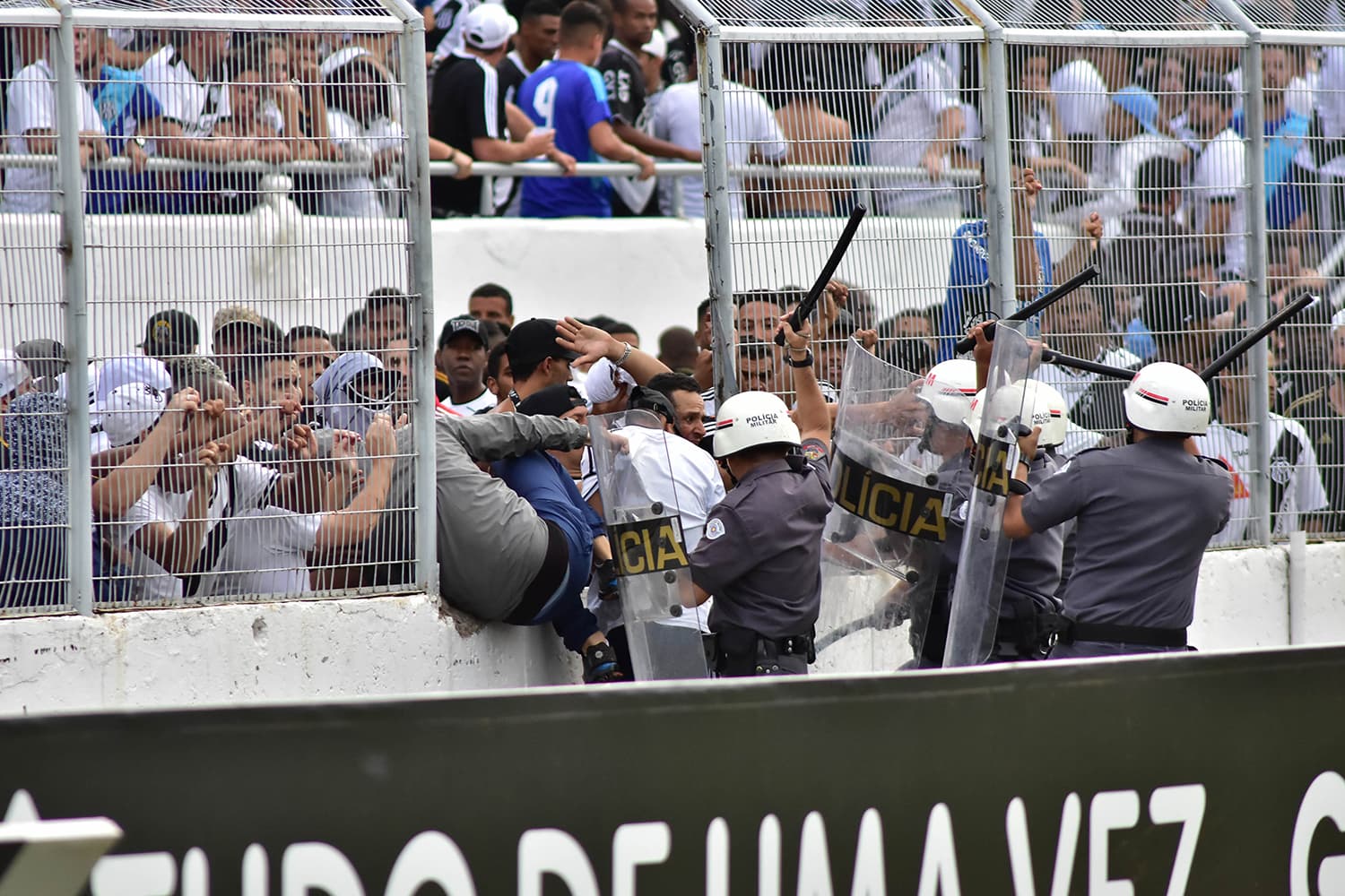Confusão entre a Polícia Militar e torcedores da Ponte Preta, que quebraram uma das grades e invadiram o gramado, durante partida entre Ponte Preta e Vitória, válida pela 37ª rodada do Campeonato Brasileiro - 26/11/2017