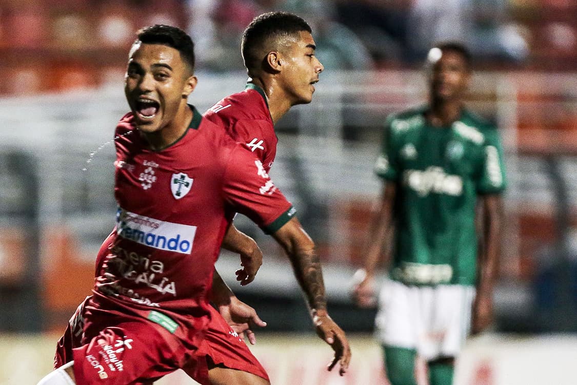 Thawan da Portuguesa comemora após marcar gol de pênalti contra o Palmeiras, pela Copa São Paulo, no Pacaembu