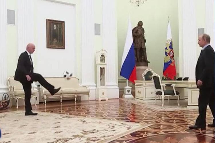 Gianni Infantino e Vladimir Putin fazem embaixadinhas em vídeo da FIFA, faltando 100 dias para o início da Copa do Mundo na Rússia - 06/03/2018