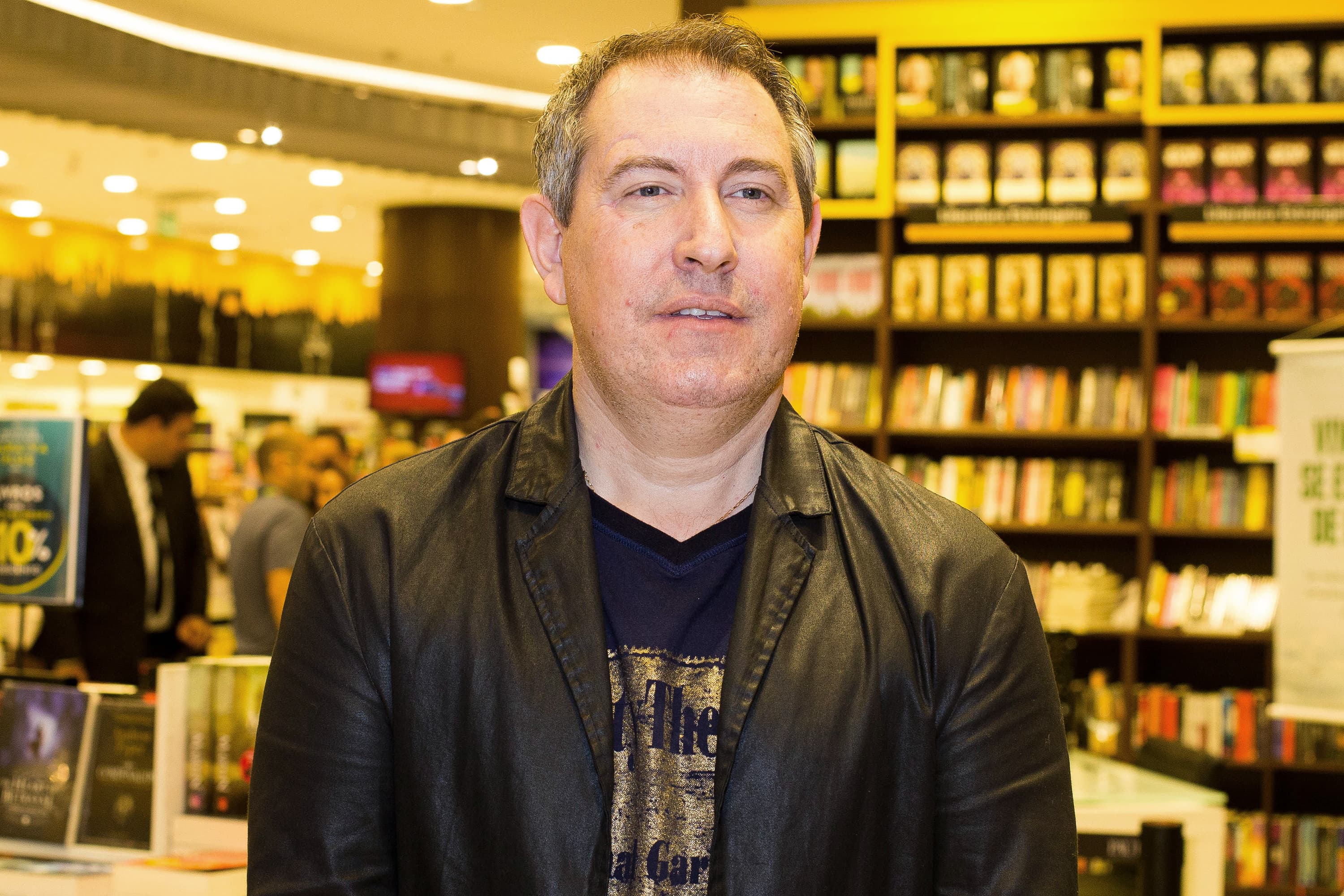 O jornalista Rafael Henzel no lançamento do seu livro “Viva como se estivesse de partida”, na Livraria Saraiva – 22/06/2017
