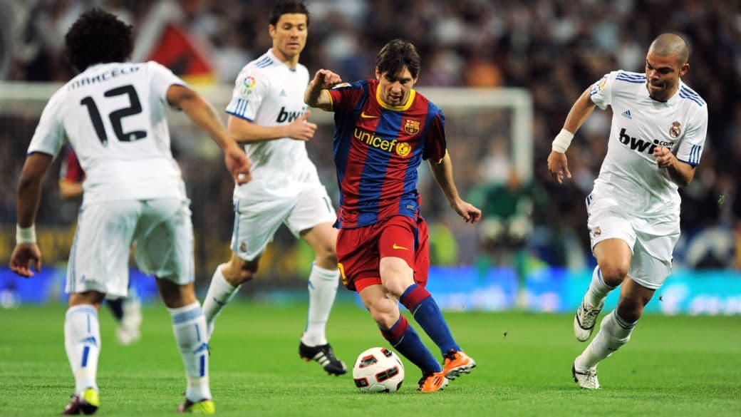 Messi tenta furar o bloqueio de Marcelo, Alonso e Pepe no clássico deste sábado, no Estádio Santiago Bernabéu, entre Real Madrid e Barcelona
