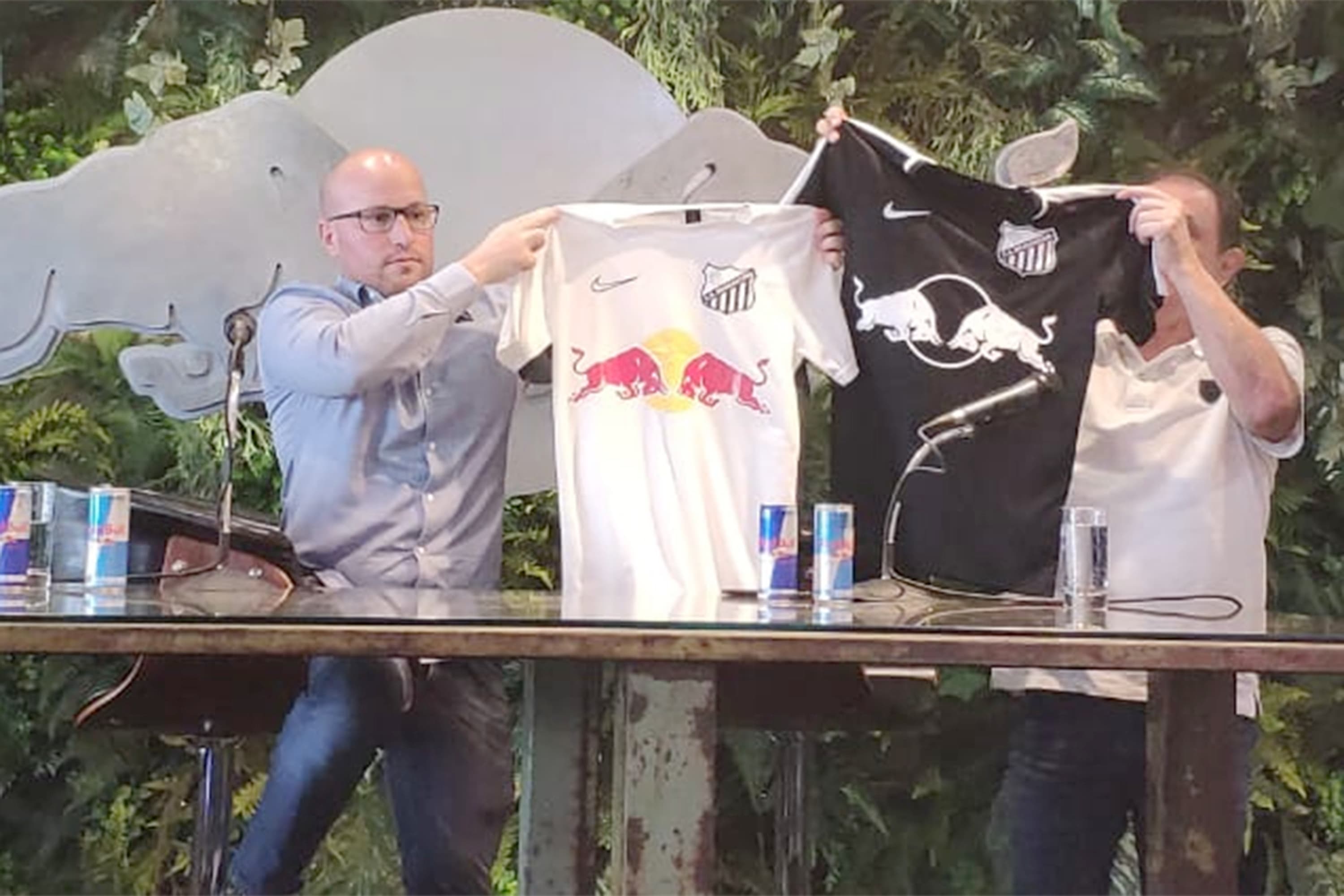 Thiago Scuro, CEO da Red Bull, e Marquinhos Chedid, presidente do Bragantino, em evento em São Paulo