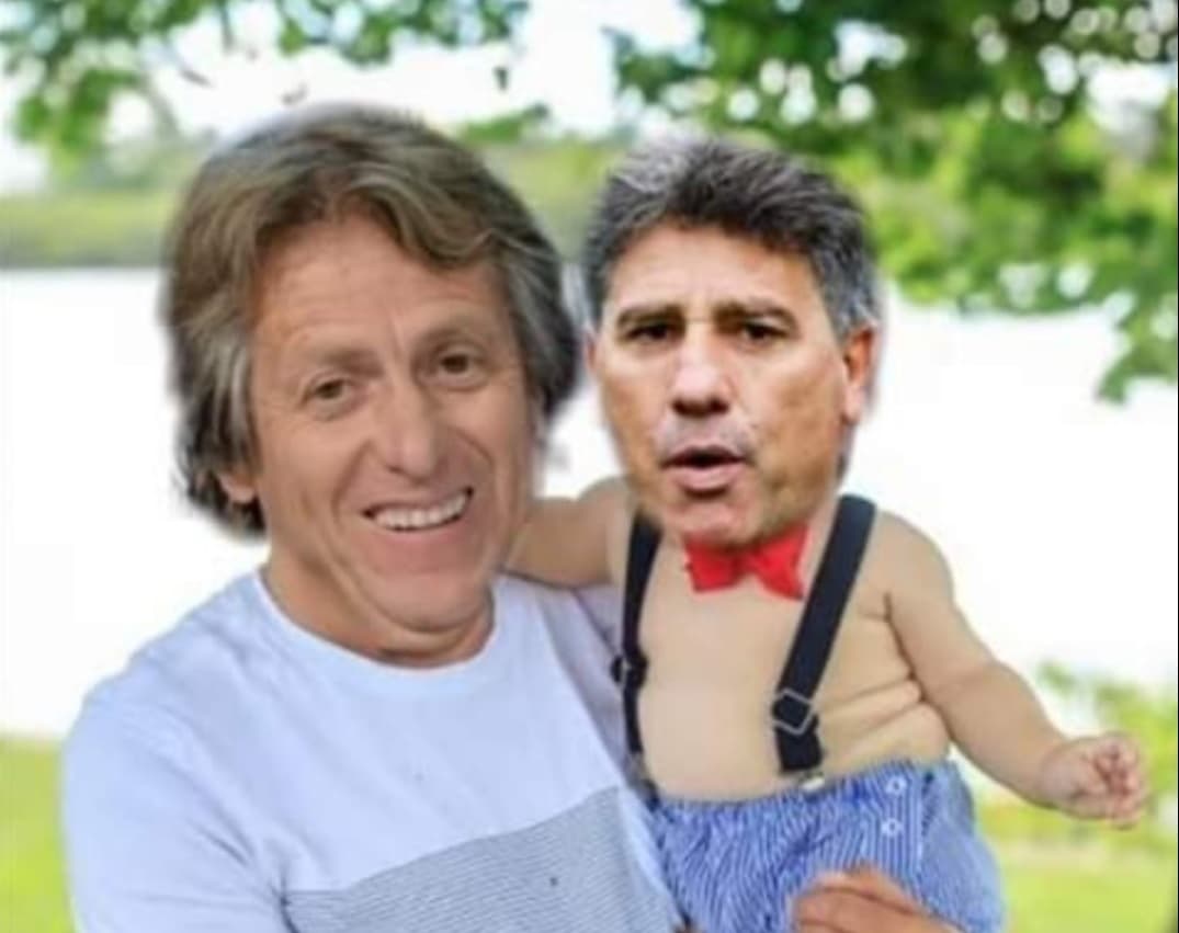 Meme mostra o técnico Jorge Jesus segurando Renato Gaúcho no colo