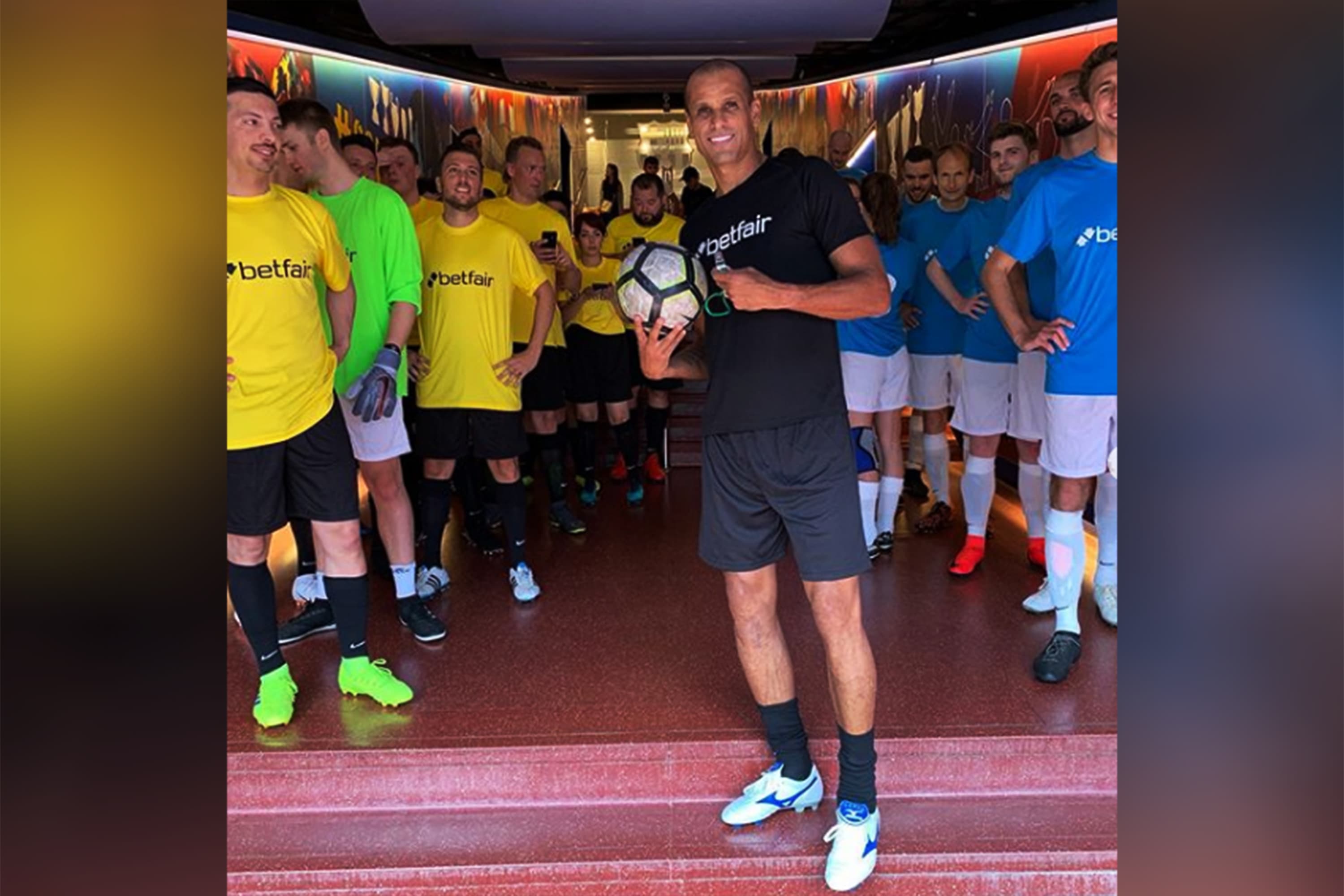 Jogador Rivaldo participa de evento no Camp Nou