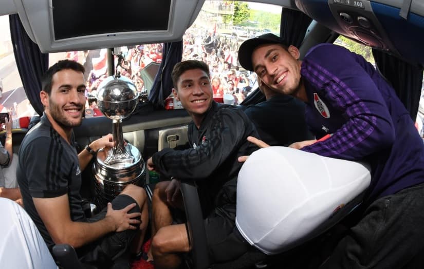 Jogadores do River chegam ao Monumental com a taça da Libertadores