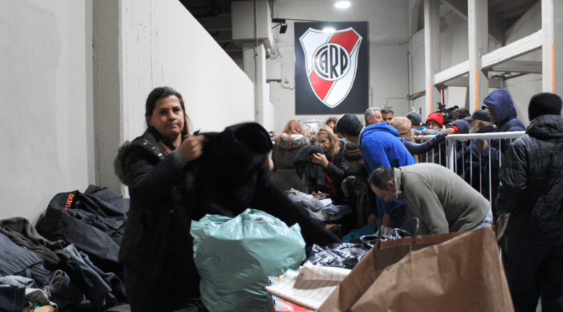 Moradores de rua recebem abrigo no estádio Monumental de Nuñez, do River Plate, durante o inverno em Buenos Aires