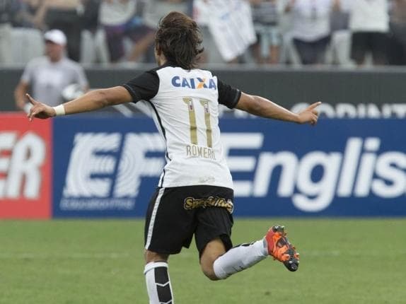 Romero, atacante do Corinthians comemorando o gol na vitória sobre o XV de Piracicaba