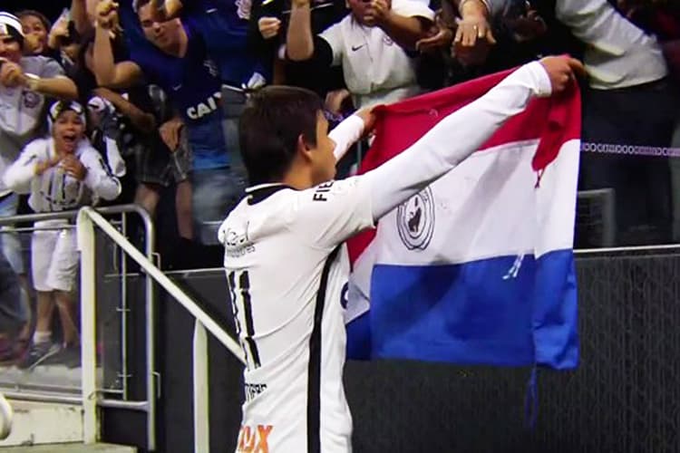 O jogador Romero com bandeira do Paraguai