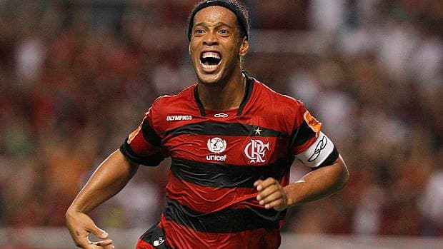 Ronaldinho Gaúcho comemora gol pelo Flamengo