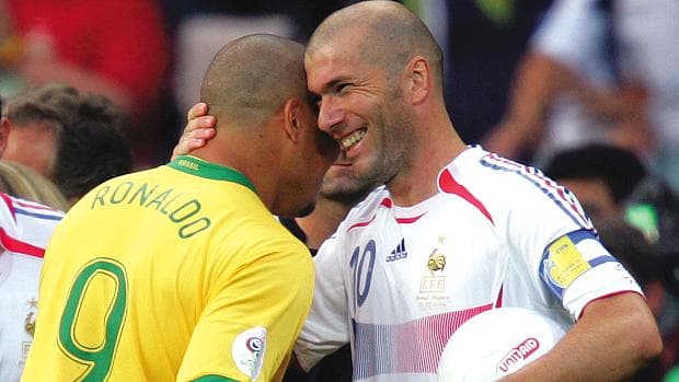 Ronaldo e Zinedine Zidane se cumprimentam na Copa do Mundo de 2006, na Alemanha