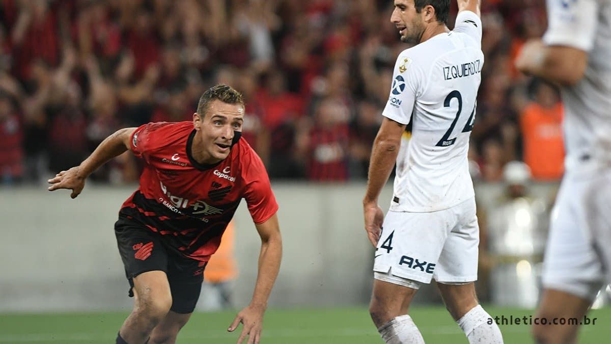 Marco Ruben comemora um dos gols do Athletico contra o Boca Juniors, pela Libertadores