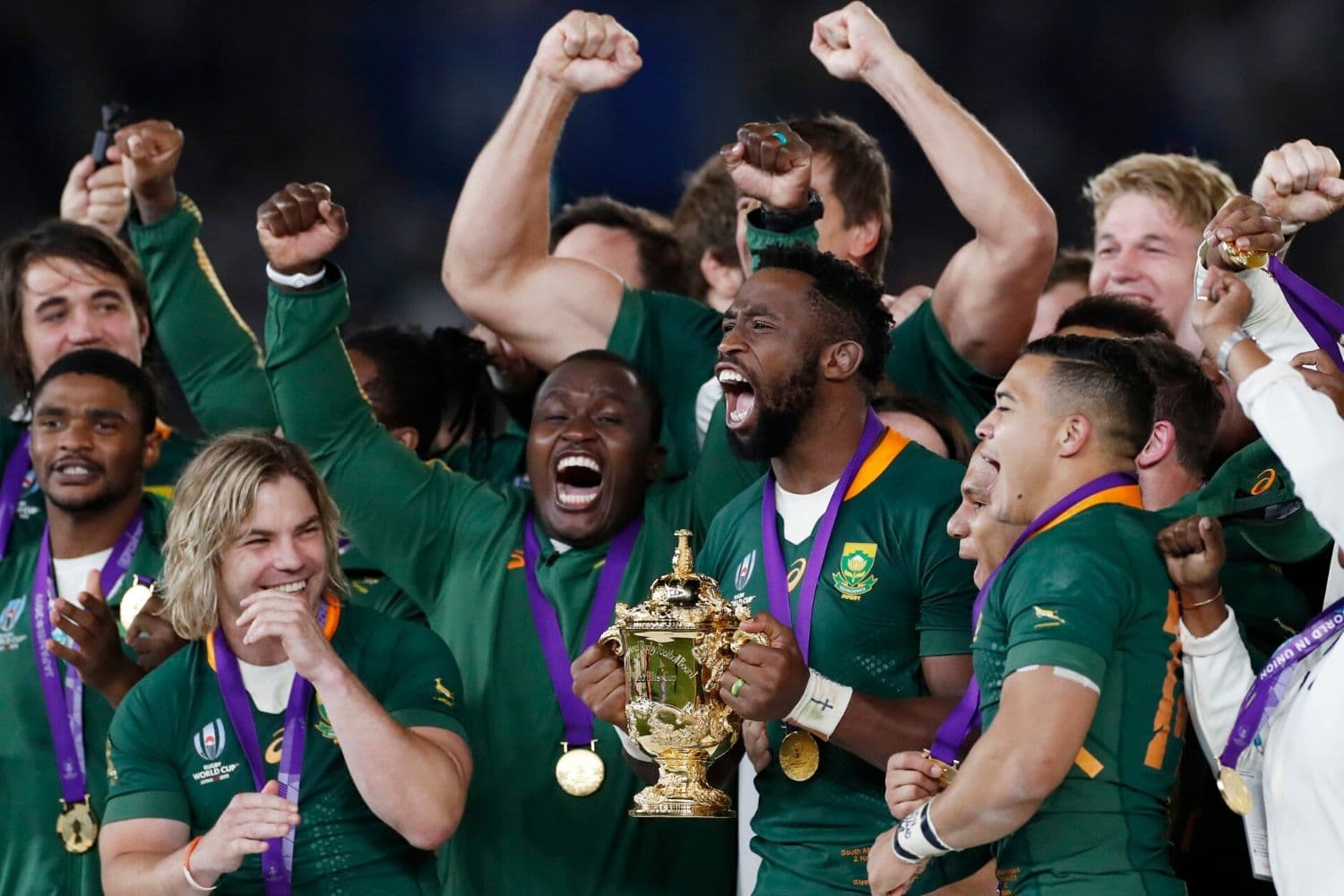 O capitão Siya Kolisi empunha a taça Webb Ellis, a terceira vez que o país vence a Copa do Mundo de rúgbi