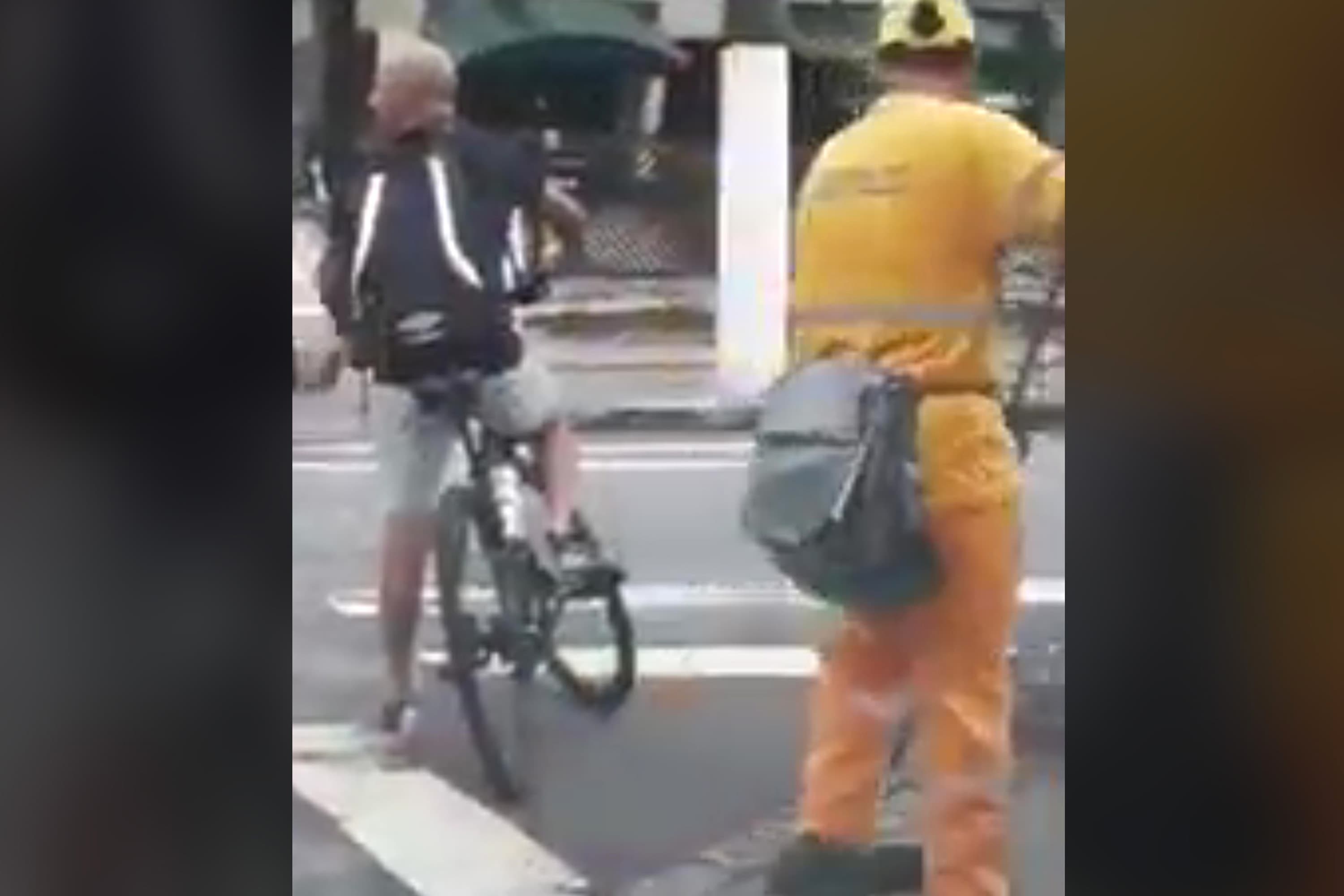 O treinador do Santos, Jorge Sampaoli é ‘flagrado’ andando de bicicleta pela cidade