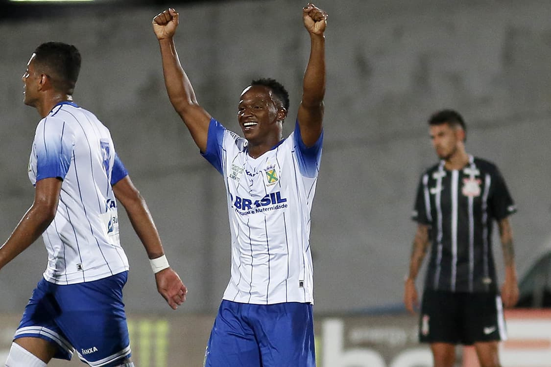 Jogadores do Santo André comemoram gol contra o Corinthians, pelo Campeonato Paulista