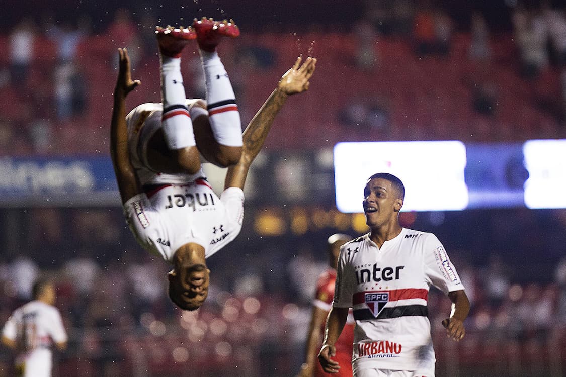 Éder Militão, do São Paulo, comemora após marcar gol contra o CRB, pela Copa do Brasil, no Morumbi