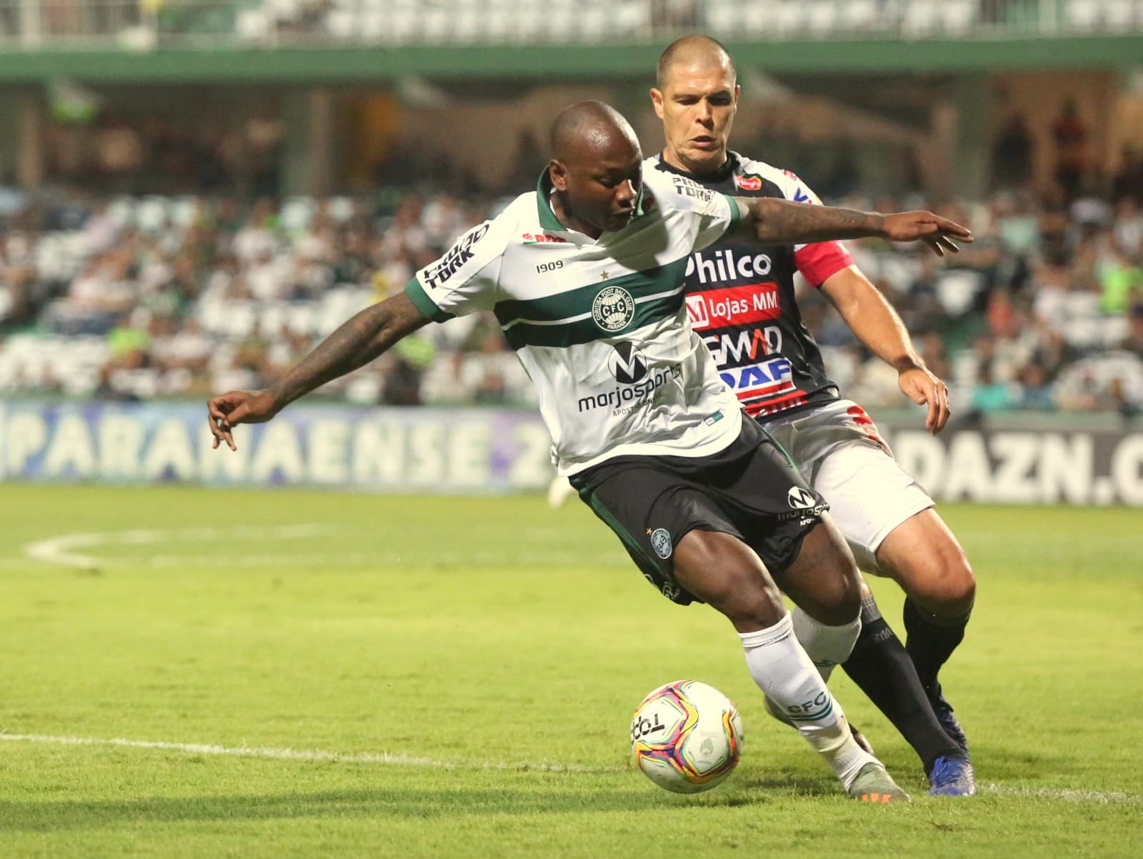 Atacante Sassá do Coritiba disputa a bola na partida contra o Operário pelo Campeonato Paranaense – 08/02/2020