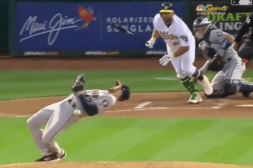 Jogador desvia da bola durante partida de baseball – 17/04/2019