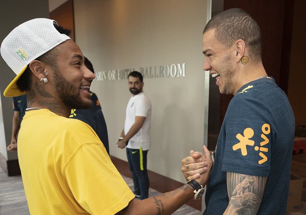 Neymar e Ederson se cumprimentam no hotel em Miami