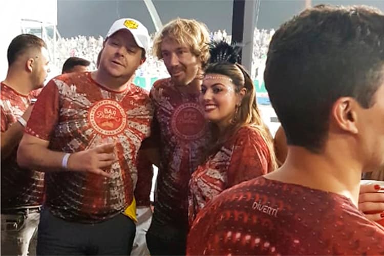 Diego Lugano, dirigente do São Paulo, tira fotos com fãs em camarote no Anhembi – 02/03/2019