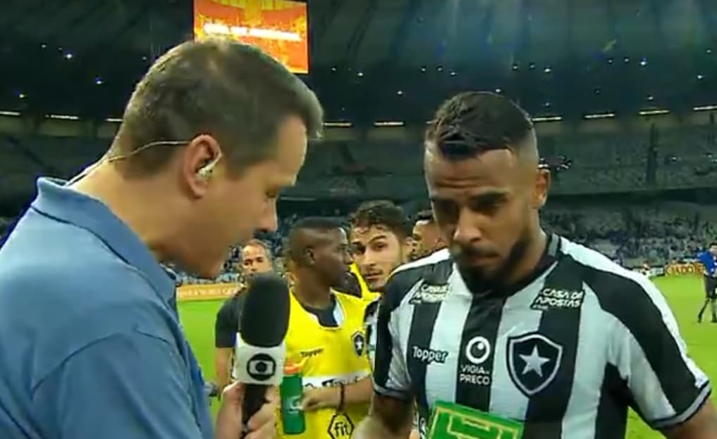 Alex Santana recebeu o troféu, mas não quis dar entrevista