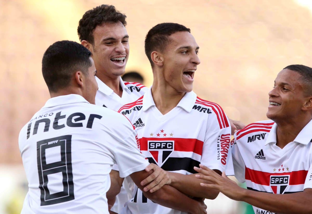 Jogadores do São Paulo comemoram um dos gols de Antony