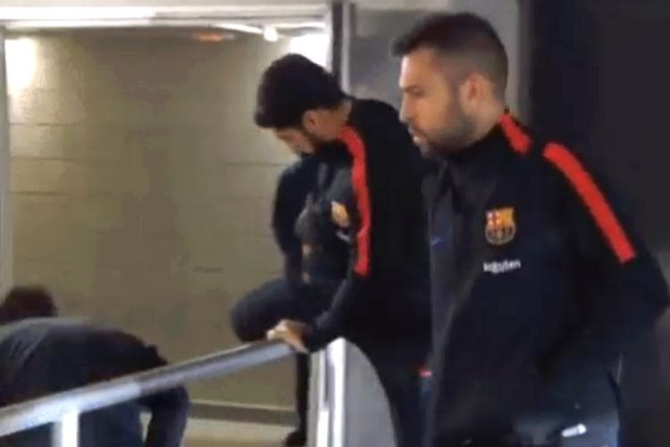 Suárez e Messi saltaram obstáculo, enquanto Alba seguiu caminho delimitado